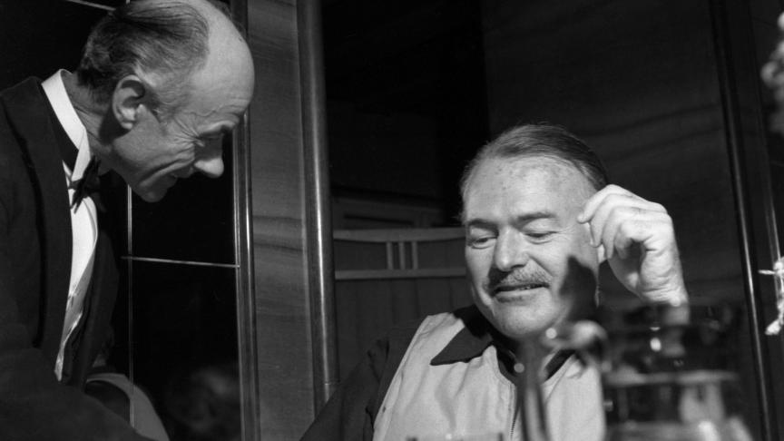 Ernest Hemingway attablé dans un restaurant de Cortina d'Ampezzo en 1948.