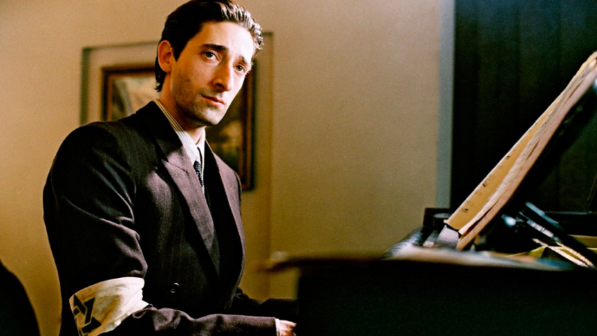 Le film retrace l'histoire vraie du pianiste polonais juif Władysław Szpilman (Adrien Brody).