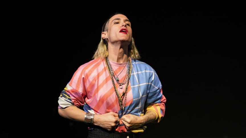 Seule sur scène, Laurène Marx détaille sans fard le parcours d’une femme trans.