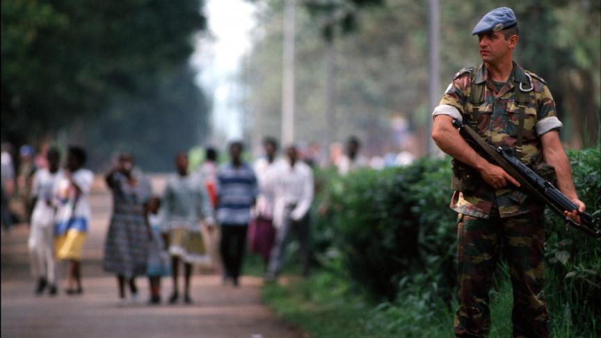 	 Le traumatisme du Rwanda en 1994 a changé la donne pour l’armée belge en Afrique Depuis l’assassinat des dix paras et le génocide des Tutsis du Rwanda qui s’en est suivi, le gouvernement n’a plus envoyé de troupes en Afrique. Mais il y a encore quelques 15207019