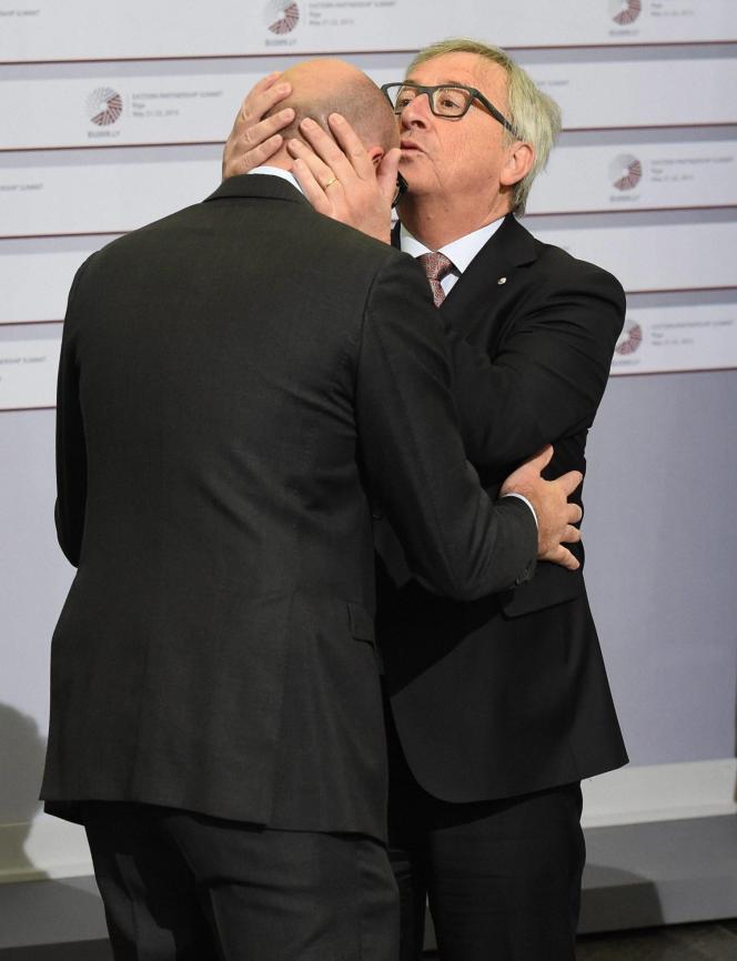 22 mai 2015. Lors d'un sommet européen à Riga, Jean-Claude Juncker embrasser Charles Michel sur le front.