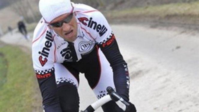 Vainqueur de plusieurs courses prestigieuses, le coureur belge Frank Vandenbroucke décédera des suites d’une embolie pulmonaire à l'âge de 34 ans.