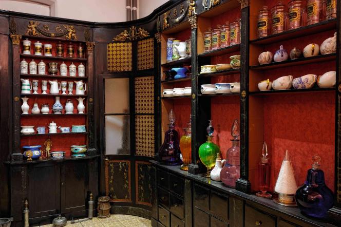 Récemment acquise, la pharmacie Premier Empire en poirier noirci (env. 1810) présente une collection de “show globes” particulièrement chatoyante.