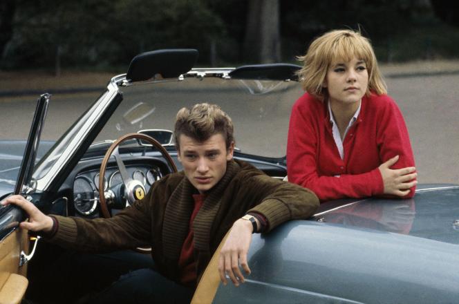 Le couple pose, en 1963, dans la Ferrari acheté par Johnny quelques jours plus tôt.
