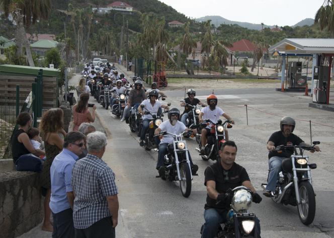 Une trentaine de bikers rendaient un dernier hommage au rockeur.