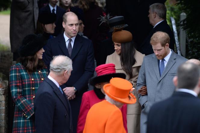 La famille royale assiste à la messe de Noël dans l’église St Mary Magdalene à Sandringham. La reine d’Angleterre, toute d’orange vêtue est en avant-plan.