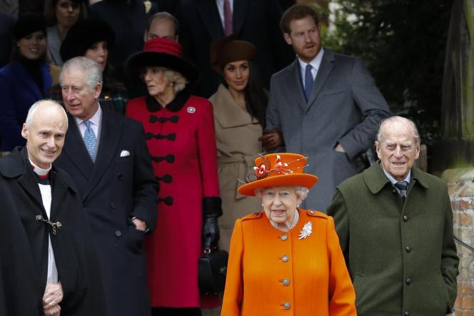 La reine d’Angleterre, quelques mètres devant le nouveau couple de fiancés, le prince Harry et l’actrice Meghan Markle.