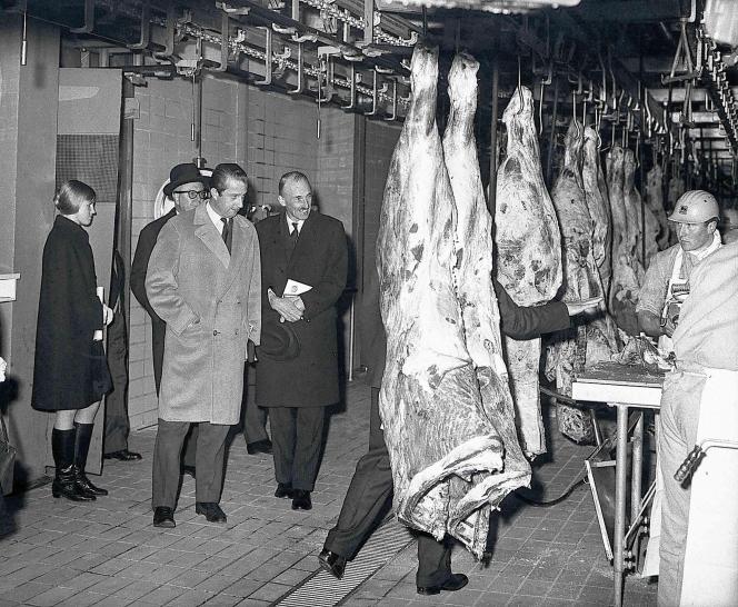 À l'occasion du centenaire de l'entreprise, en 1967, le prince Albert inaugure la nouvelle boucherie centrale.