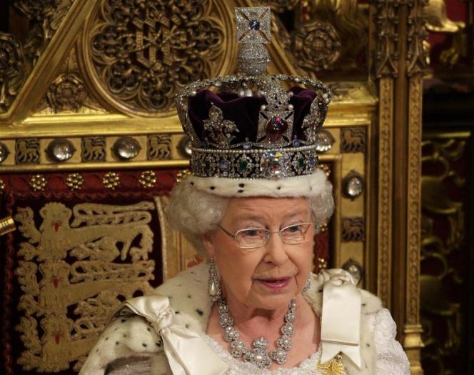 queen-elizabeth-ii-wearing-imperial-crown