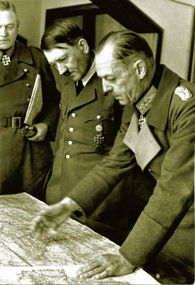 Le Führer examine les cartes d’état-major : il entend diriger lui-même les mouvements de troupes à Bastogne. © Hoffman.