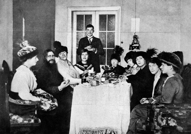 Raspoutine entouré de ses admiratrices dans son appartement de Saint-Petersbourg.