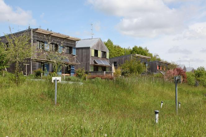 Logement sociaux durable : le hameau «
la pelousière
», composé de maisons en bois peu energivores et dotées de panneaux solaires, a été édifié en 2011.