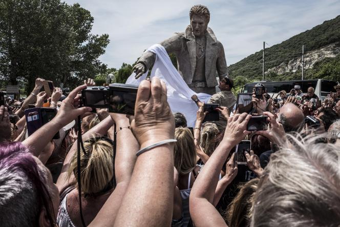 La foule était présente pour l’inauguration de cette statue.