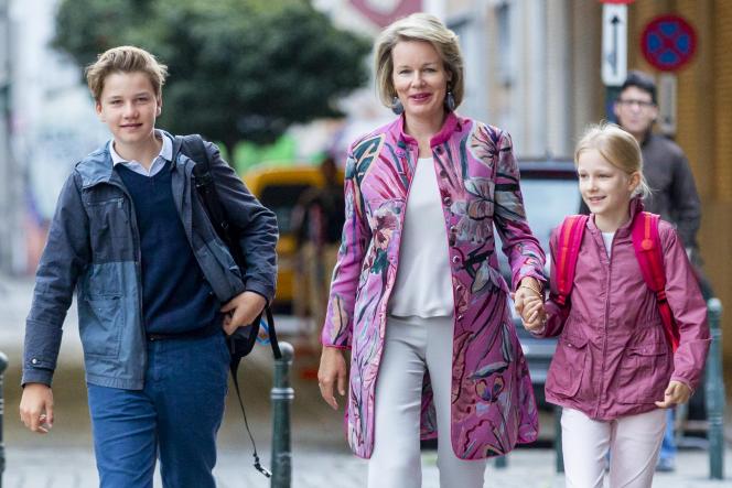 La reine Mathilde, entourée du prince Gabriel et de la princesse Éléonore. Les deux enfants font leur rentrée à Sint-Jan Berchmans.