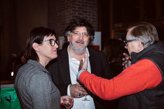 Antonio Nardone, le commissaire de l’exposition (au centre), en compagnie de Valérie Geeurickx, ex-bourgmestre de Linkebeek, et du photographe Paul Coerten. I. Otto