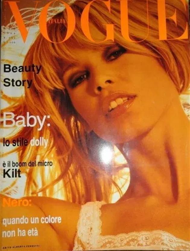 Claudia Schiffer en Une de Vogue Italia en 1994. ©RTL Info