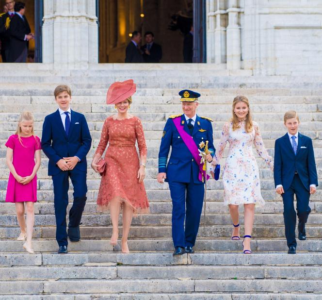 La famille royale 
: princesse Eléonore, prince Gabriel, la reine Mathilde, le roi Philippe, princesse Elisabeth et prince Emmanuel (de gauche à droite)