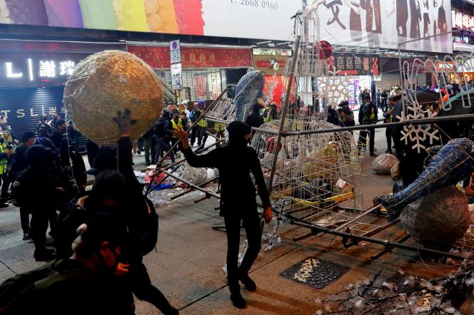 Des manifestants ont détruit les décorations de Noël et du Nouvel An.