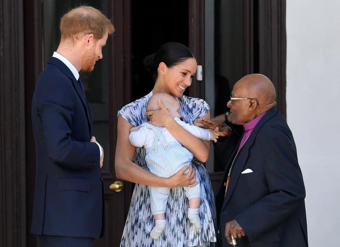 Archie et ses parents, Meghan et Harry, en compagnie du Prix Nobel de la Paix, Desmond Tutu.