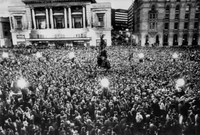 Liverpool, 14 décembre 1980
: des milliers de fans rendent hommage à John Lennon.