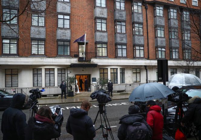Les médias britanniques se sont pressés devant le King Edward VII Hospital à Londres, espérant recevoir des nouvelles du prince Philip.