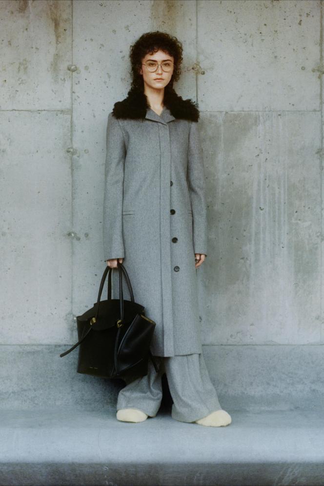 Ella Emhoff dans un ensemble manteau-pantalon gris de Proenza Schouler