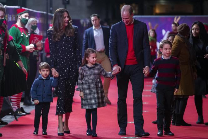 Kate Middleton, William et leurs enfants, le prince Louis, la princesse Charlotte et le prince George, au Palladium Theatre de Londres le 12 décembre dernier.
