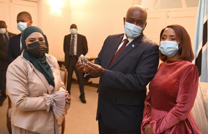 Le président Mokgweetsi Masisi et sa femme Neo J Masisi découvrent le diamant.