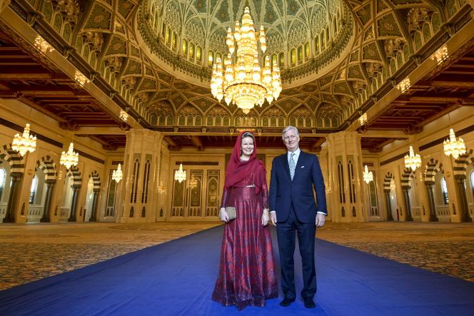 Le couple royal sous l’immense chandelier en or et cristal.