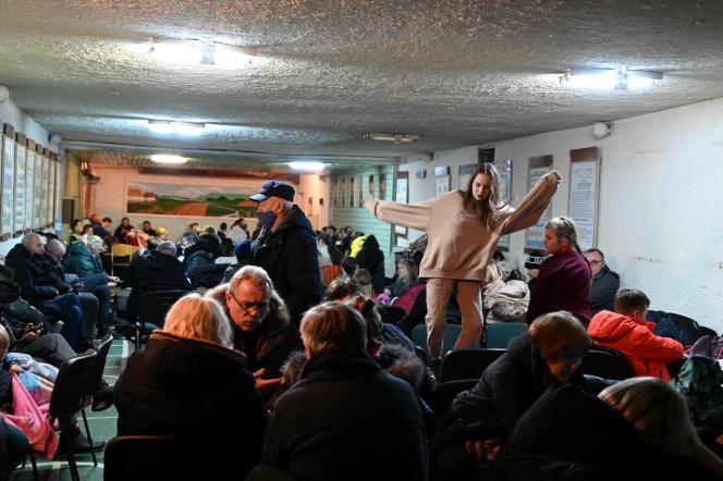 La population est invitée à se réfugier dans des abris anti-aérien à Kiev.