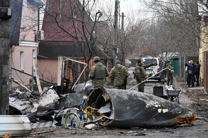 Un avion non-identifié s’est écrasé à Kiev dans une banlieue résidentielle.