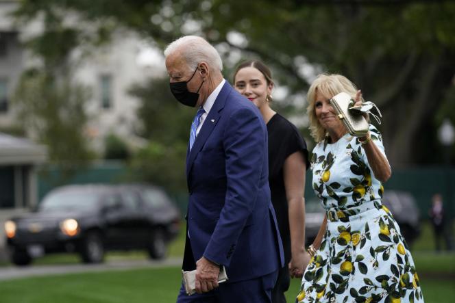 Joe et Jill Biden accompagnés de leur petite-fille Naomi.