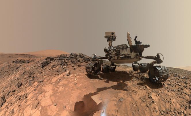 Un autoportrait en contre-plongée du véhicule rover Curiosity Mars de la NASA sur le mont Sharp.