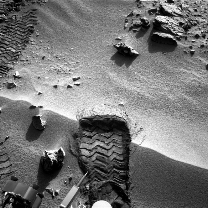 Cette image publiée par la NASA le 4 octobre 2012 montre le rover Curiosity de la NASA alors montre l’impact de sa roue sur le sol pour que les chercheurs puissent mener une étude sur la granulométrique du matériau.