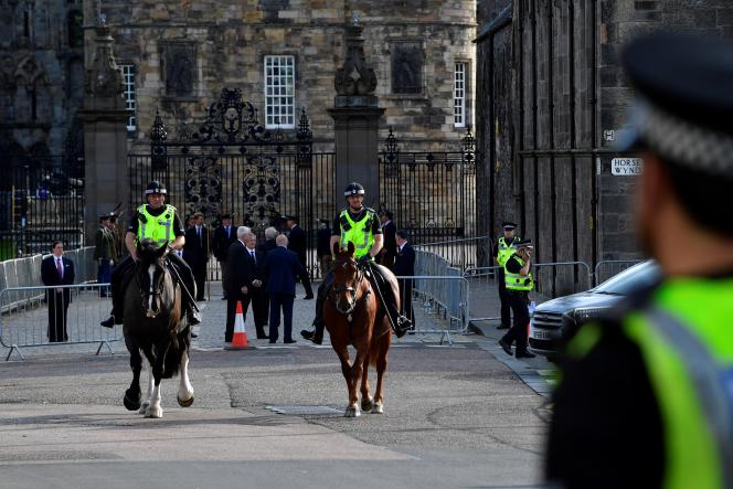Les policiers écossais patrouillent devant le palais de Holyrood.