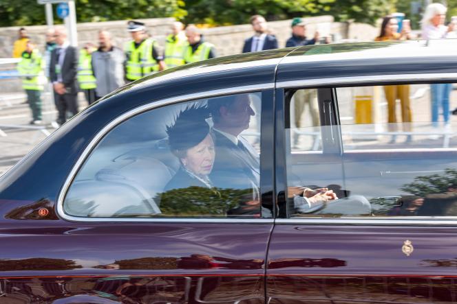 La princesse Anne et son mari Sir Tim Laurence, lors du passage de la procession à Aberdeen.