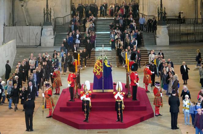 Dans la Westminster Hall, plus veille salle du Parlement, les milliers de Britanniques défilent sans arrêt.