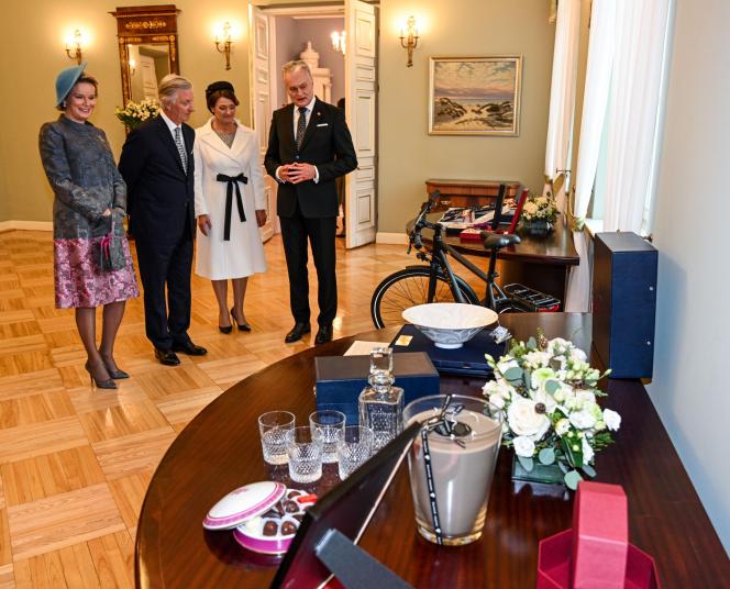 Echange de cadeaux, le président et son épouse offrent un vélo électrique lituanien au Roi. Le couple royal offre une carafe et des verres en Val-Saint-Lambert, une belle grande bougie parfumée et des chocolats dans une jolie porcelaine.