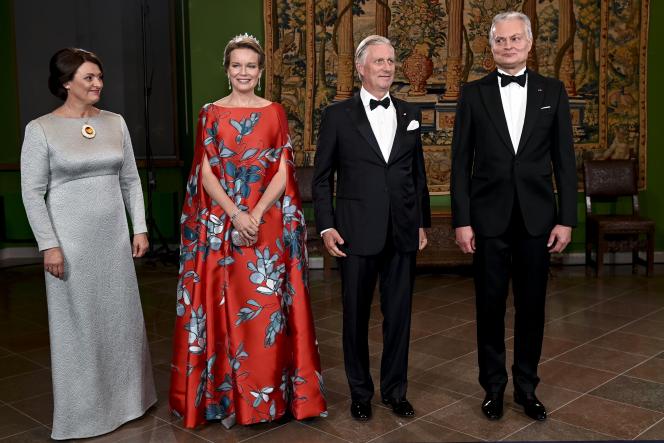 Pour le dîner d’État, le smoking était de rigueur pour les hommes, une longue robe pour ces dames. La Reine porte une tenue Natan et la tiare Wolfers de la reine Fabiola.