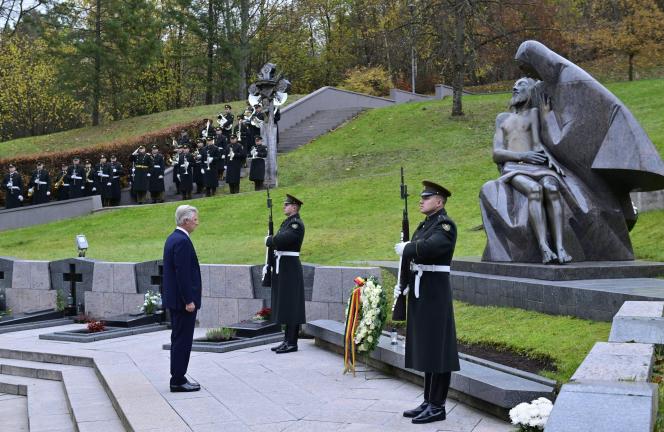 Le Roi rend hommage aux victimes de l’indépendance Lituanienne.