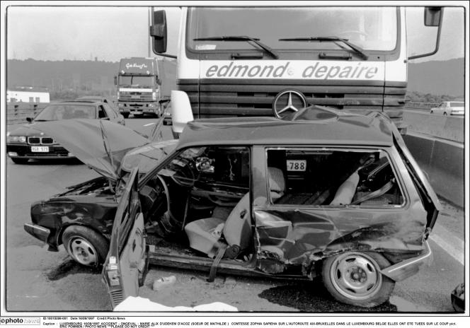 Zofia et Marie-Alix décèdent dans un accident de voiture en 1997.