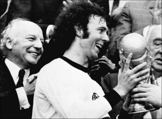 Franz Beckenbauer après le sacre de 1974