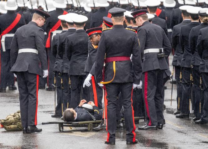 Une garde militaire s’est évanouie durant la cérémonie du couronnement. Elle a rapidement été prise en charge.
