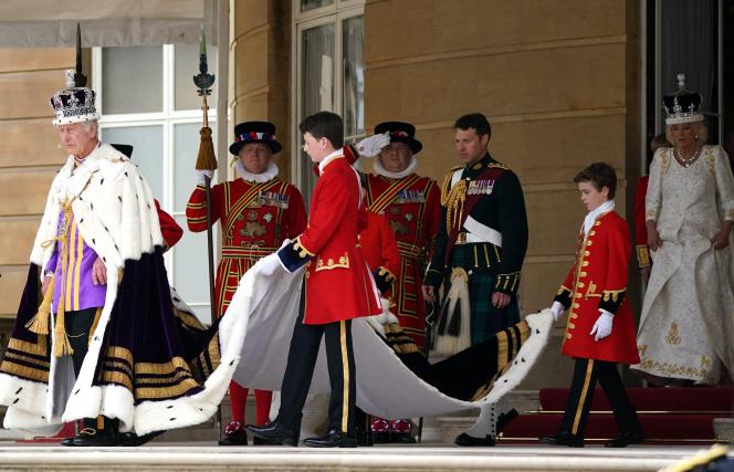 Dans les jardins de Buckingham Palace, le roi et la reine ont été salué par les militaires.