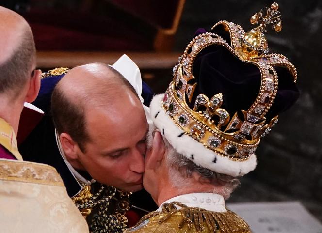 Après lui avoir prêté allégeance, le prince William a touché la couronne du roi et lui a fait une bise.