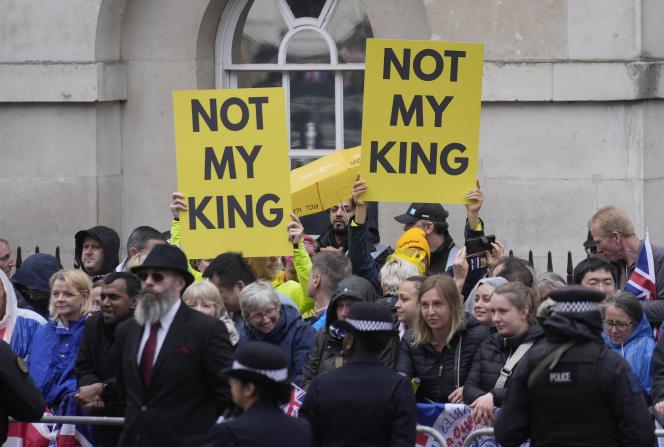 Des manifestations anti-monarchiques ont eu lieu aux alentours de l’abbaye de Westminster.