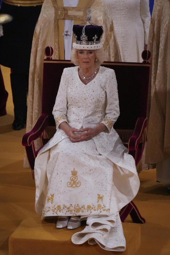 La reine consort Camilla a également été couronnée, juste après le roi. La cérémonie a été plus courte que celle de Charles III.