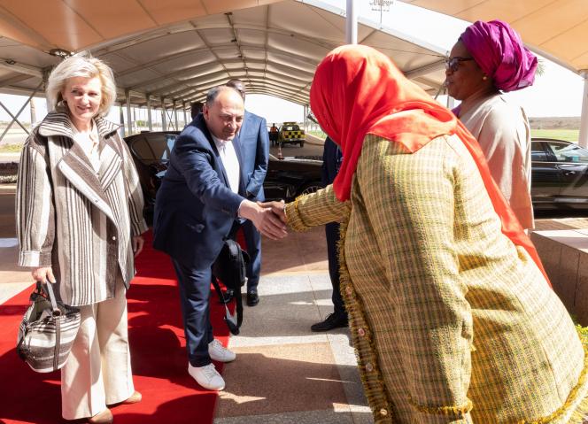 La princesse Astrid et Willy Borsus, vice-Président wallon et ministre de l’Économie, à leur arrivé à l’aéroport de Dakar.