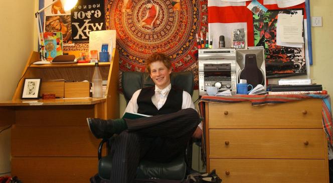 Le prince Harry dans sa chambre à Eton College (Berkshire), le 12 mai 2003 - Belga