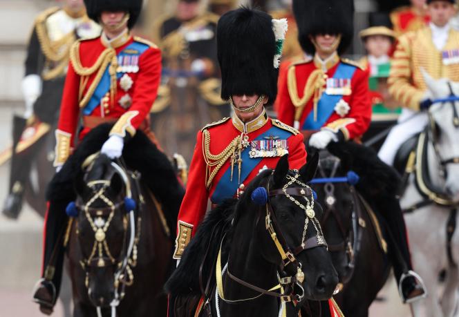Le roi Charles III de Grande-Bretagne, à cheval, devant le prince William, prince de Galles et le prince Edward, duc d'Édimbourg. Ensemble, ils ontquitté le palais de Buckingham pour se rendre à Horse Guards Parade.